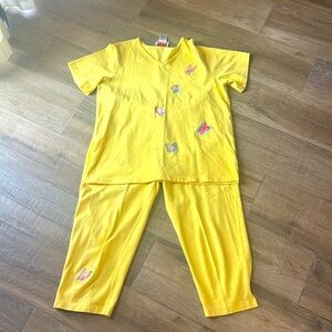 Quacker Factory Yellow capris and blouse with Embroidered butterflies size Lg